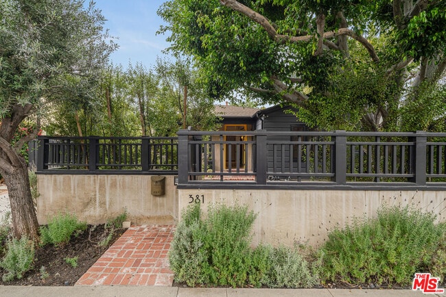 381 Huntley Dr in West Hollywood, CA - Building Photo - Building Photo