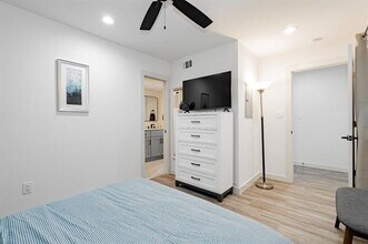 601 N Ewing Ave in Dallas, TX - Foto de edificio - Building Photo