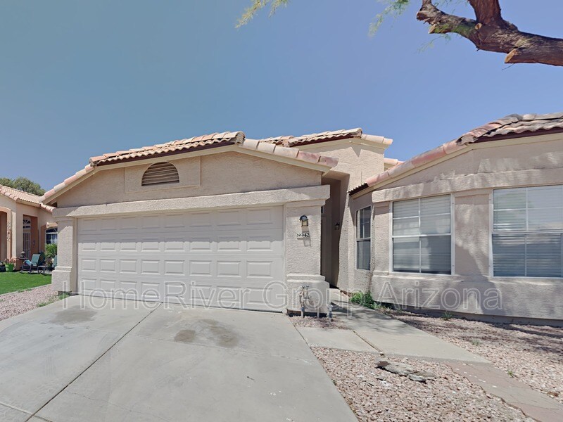 8942 W Holly St in Phoenix, AZ - Foto de edificio