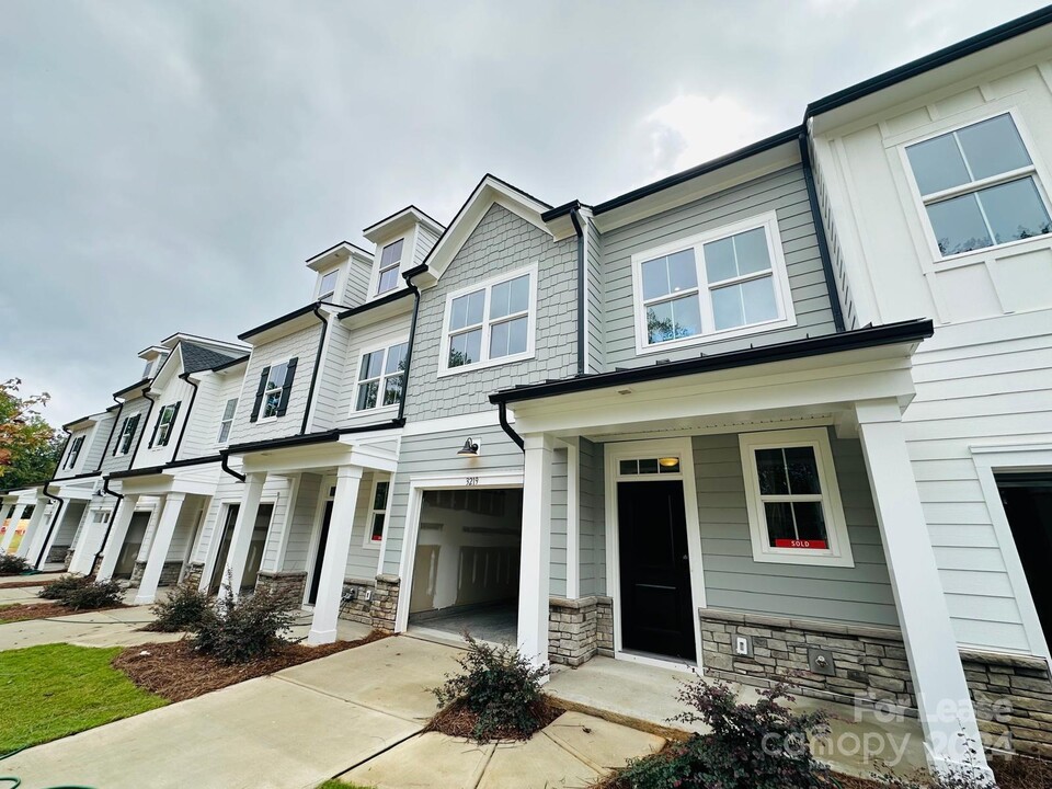 3219 Finchborough Ct in Charlotte, NC - Foto de edificio