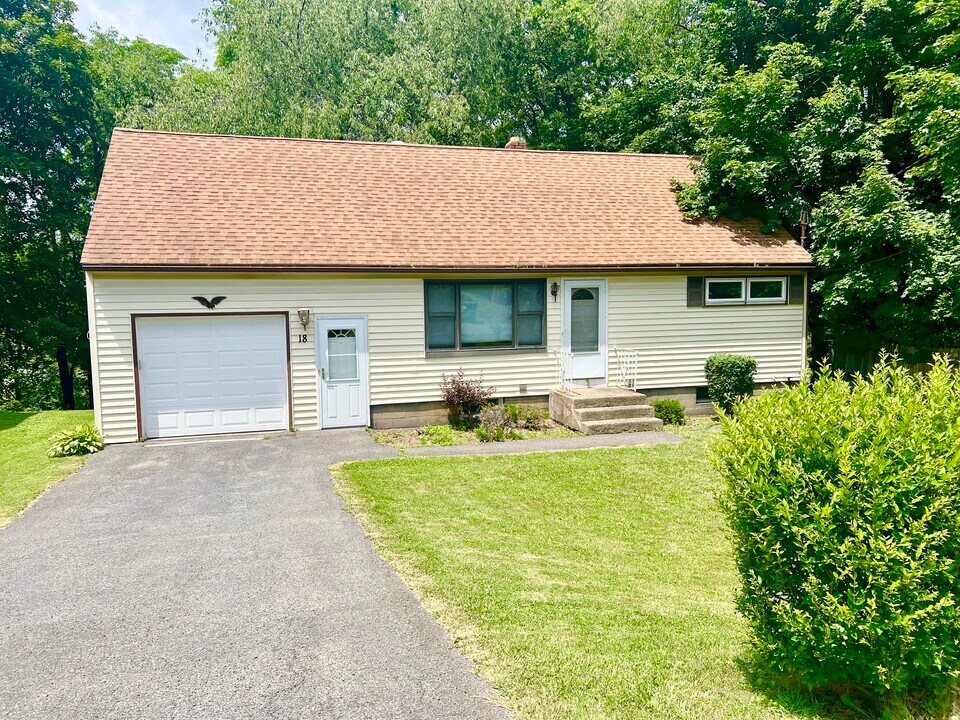 18 Ridgecrest Ave in Latham, NY - Building Photo