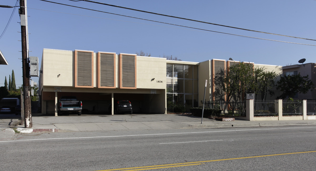 6136 Fulton Ave in Van Nuys, CA - Building Photo