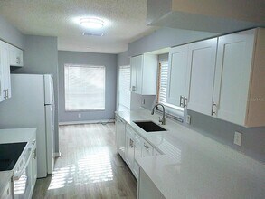 725 Chilt Dr in Brandon, FL - Building Photo - Building Photo