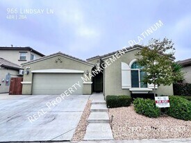 966 Lindsay Ln in Clovis, CA - Building Photo