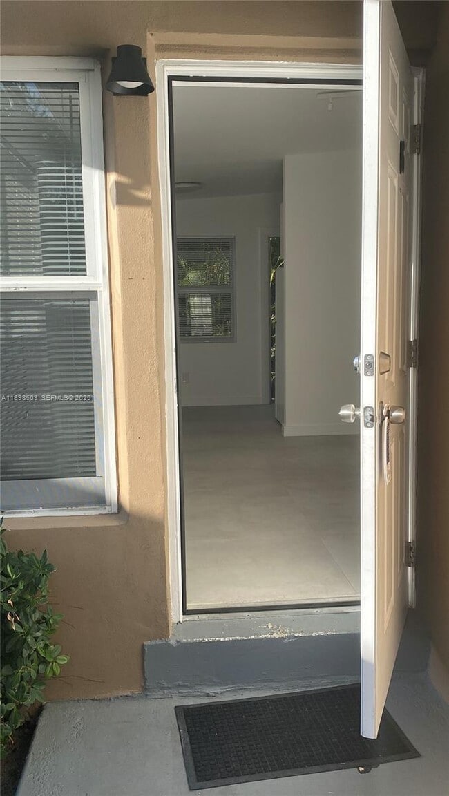 2011 NE 167th St in North Miami Beach, FL - Building Photo - Building Photo