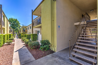 Summit La Crescenta in La Crescenta, CA - Foto de edificio - Building Photo