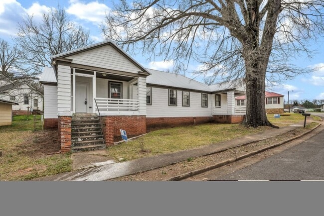 210 Alvin St in Talladega, AL - Building Photo - Building Photo