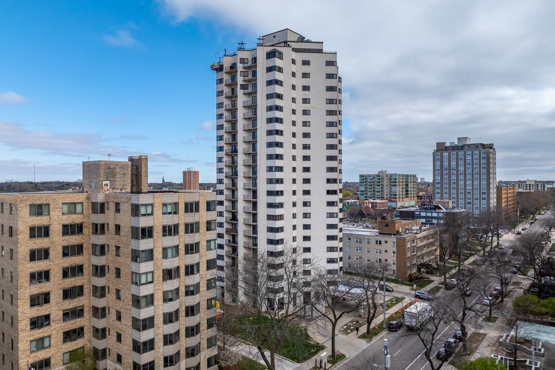 Diamond Tower in Milwaukee, WI - Building Photo