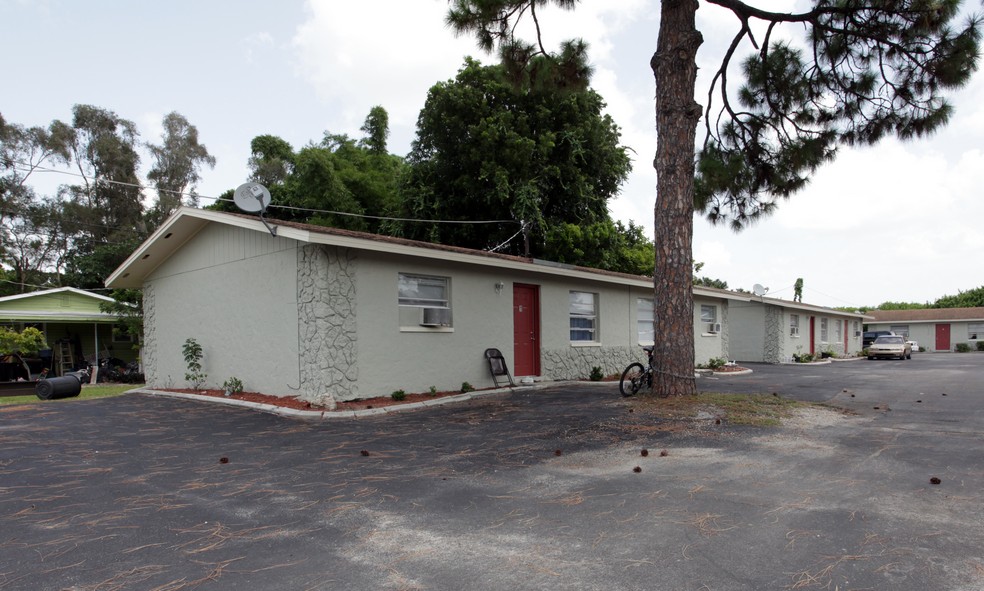 Lowry Apartments in Tampa, FL - Building Photo