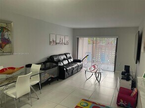 10237 NW 9th St-Unit -106-4 in Miami, FL - Building Photo - Building Photo