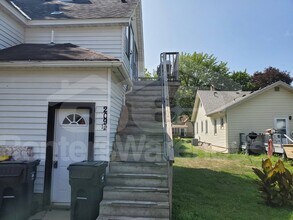 209 1/2 Cross Street in North Mankato, MN - Foto de edificio - Building Photo