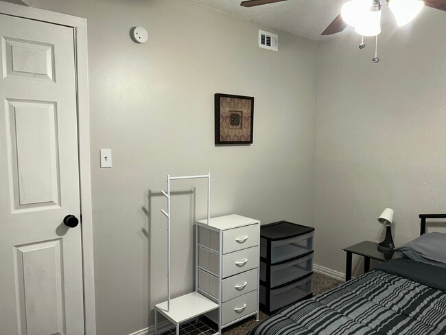 7407 Cloverglen Dr in Dallas, TX - Foto de edificio - Building Photo