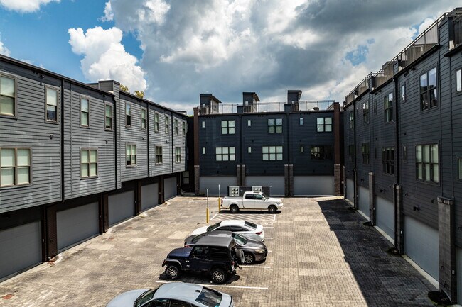 900 Meridian Townhomes in Nashville, TN - Foto de edificio - Building Photo