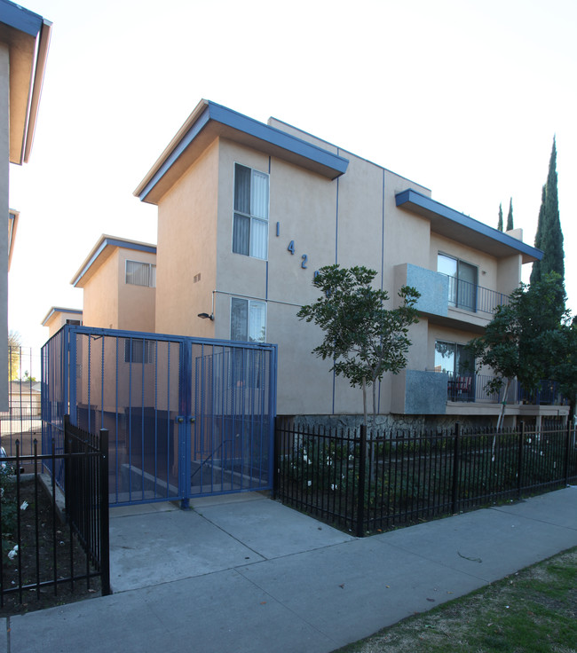 14260 Roscoe Blvd in Panorama City, CA - Foto de edificio - Building Photo