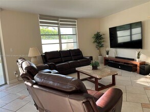 5161 Collins Ave, Unit 214 in Miami Beach, FL - Building Photo - Building Photo