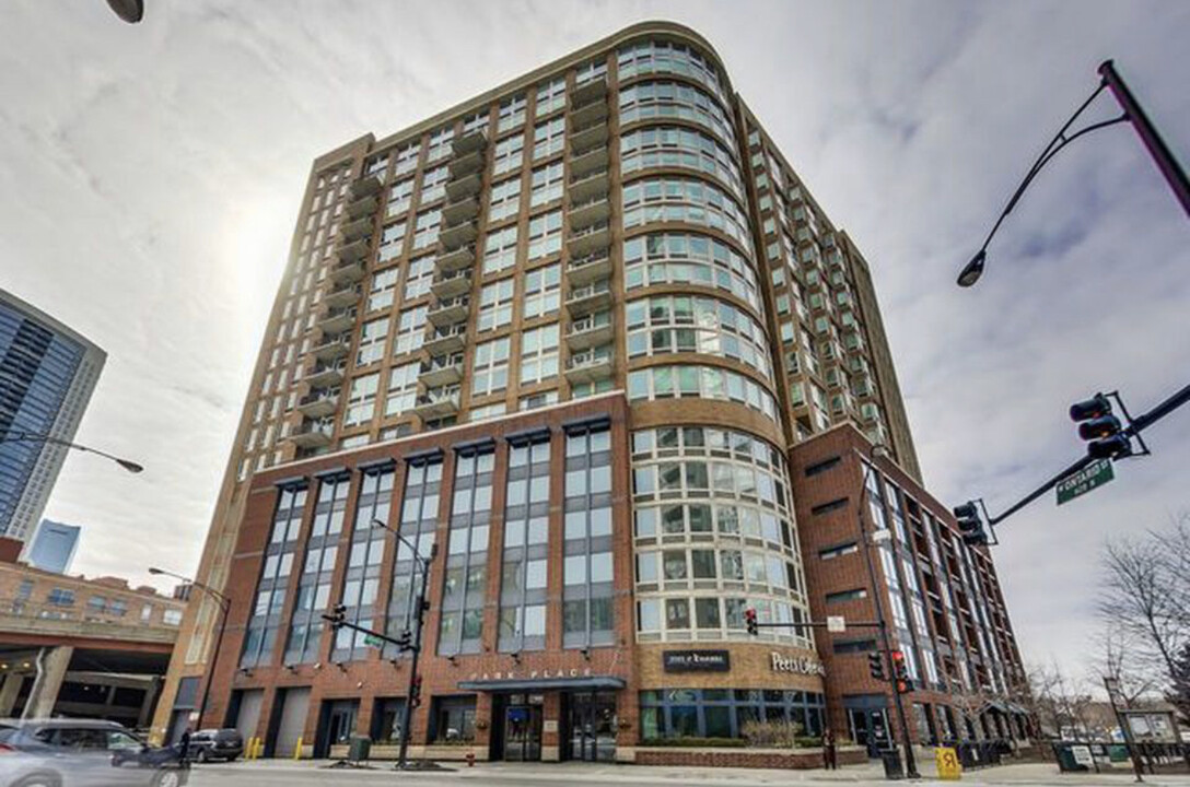 600 N Kingsbury St, Unit 806 in Chicago, IL - Building Photo