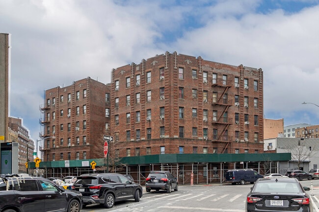 2123 Tiebout Ave in Bronx, NY - Foto de edificio - Building Photo