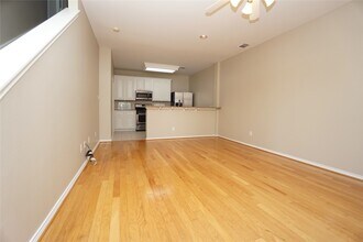 1518 Sutton St in Houston, TX - Foto de edificio - Building Photo