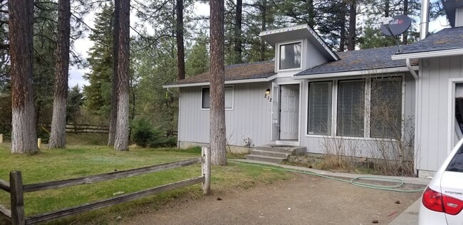 property at 2122-2124 W Regina Ave