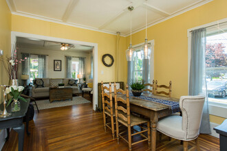 47 Court St, Unit Front Apartment in Saratoga Springs, NY - Foto de edificio - Building Photo