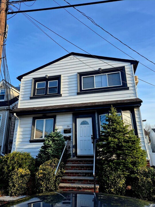 726 Golden Ave in Secaucus, NJ - Building Photo