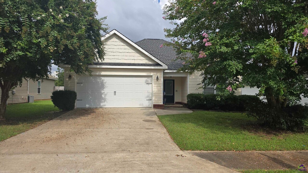 213 Summerstone Bend in Byron, GA - Building Photo