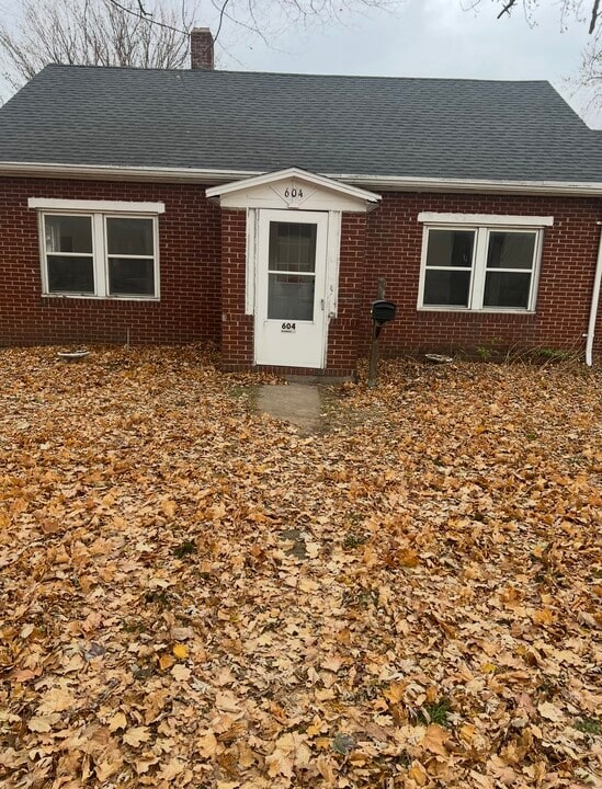 604 E Oak St in Watseka, IL - Building Photo