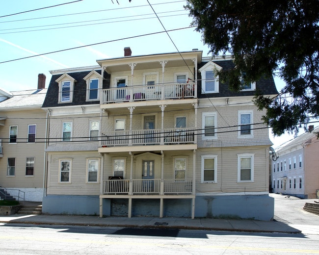 601 E School St in Woonsocket, RI - Foto de edificio - Building Photo