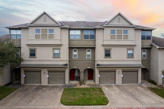 Alicante Townhomes and Condos in Austin, TX - Foto de edificio - Building Photo