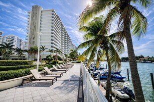 5600 Collins Ave, Unit 4E in Miami Beach, FL - Building Photo