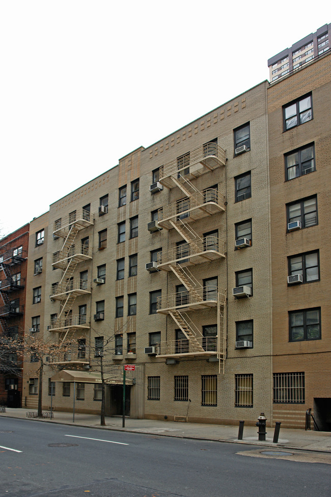 34 W 65th St in New York, NY - Building Photo - Building Photo