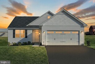 77 Summerfield Dr in Hanover, PA - Building Photo