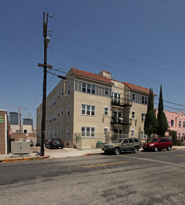 2877 San Marino St in Los Angeles, CA - Building Photo