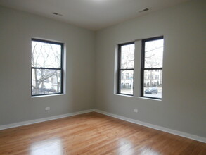 2323 W Arthur Ave, Unit 2 in Chicago, IL - Foto de edificio - Building Photo