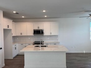 8636 Starburst Way in Sacramento, CA - Building Photo - Building Photo
