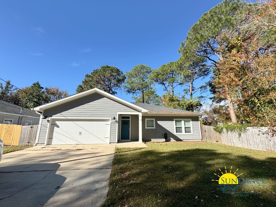 2247 Wind Trace Rd N in Navarre, FL - Building Photo