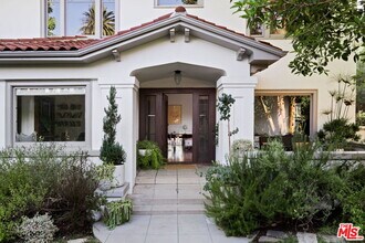 2027 Canyon Dr in Los Angeles, CA - Building Photo - Building Photo