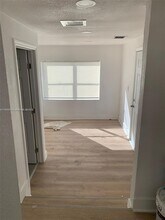 2424 NW 44th St in Miami, FL - Building Photo - Building Photo