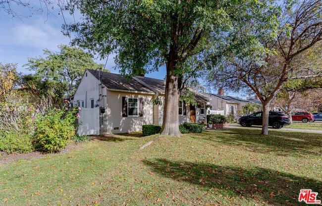 11557 Cumpston St in Los Angeles, CA - Building Photo - Building Photo