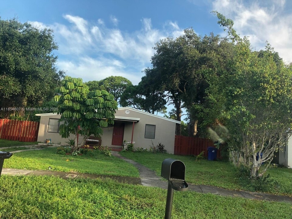2213 SW 1st Ct in Fort Lauderdale, FL - Building Photo