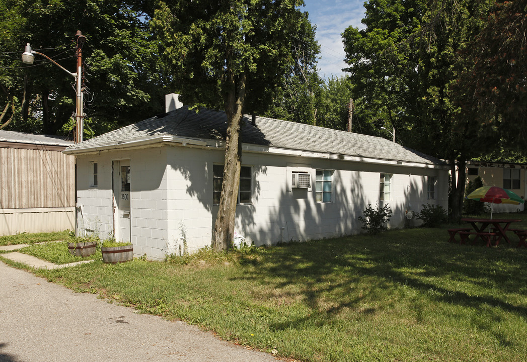 Miller Trailer Village in Spring Arbor, MI - Foto de edificio