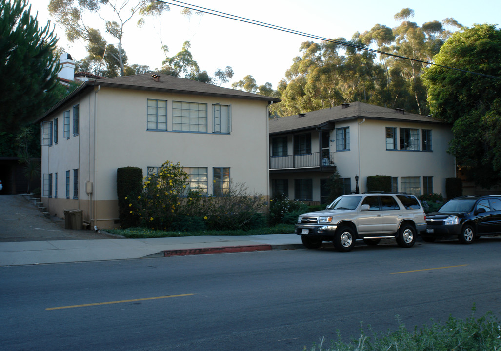 Villa Pines in Santa Barbara, CA - Building Photo