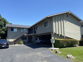 2133 Monroe St in Santa Clara, CA - Foto de edificio - Building Photo