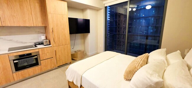 11 NE 6th St in Miami, FL - Foto de edificio - Building Photo