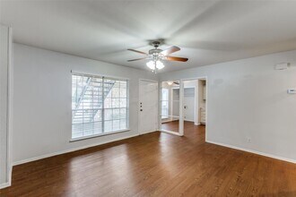 1212 Hollow Creek Dr, Unit B in Austin, TX - Foto de edificio - Building Photo