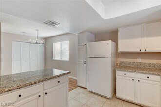 6729 W Charleston Blvd, Unit 4 in Las Vegas, NV - Building Photo - Building Photo