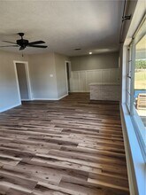 12877 E State Hwy 21 in Bryan, TX - Foto de edificio - Building Photo