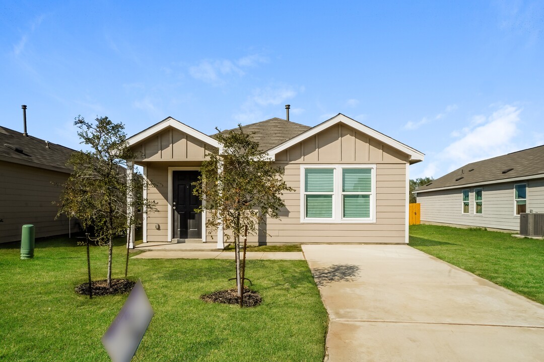 435 Filibusters Trail in San Antonio, TX - Building Photo