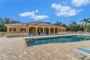 4135 Residence Drive in Ft. Myers, FL - Building Photo