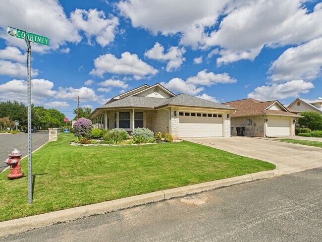 511 Kristofer St in Fredericksburg, TX - Building Photo - Building Photo